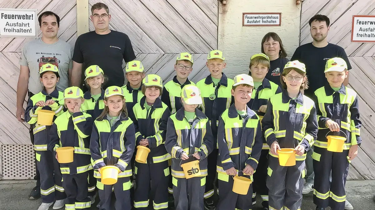 Die Kinderfeuerwehr Löschzwerge Fützen feiert ihr 15-jähriges Bestehen. Mit ihnen freuen sich die Betreuer Manuel Steinmann (von links), Patrick und Tanja Gleichauf sowie Marcel Ruf.