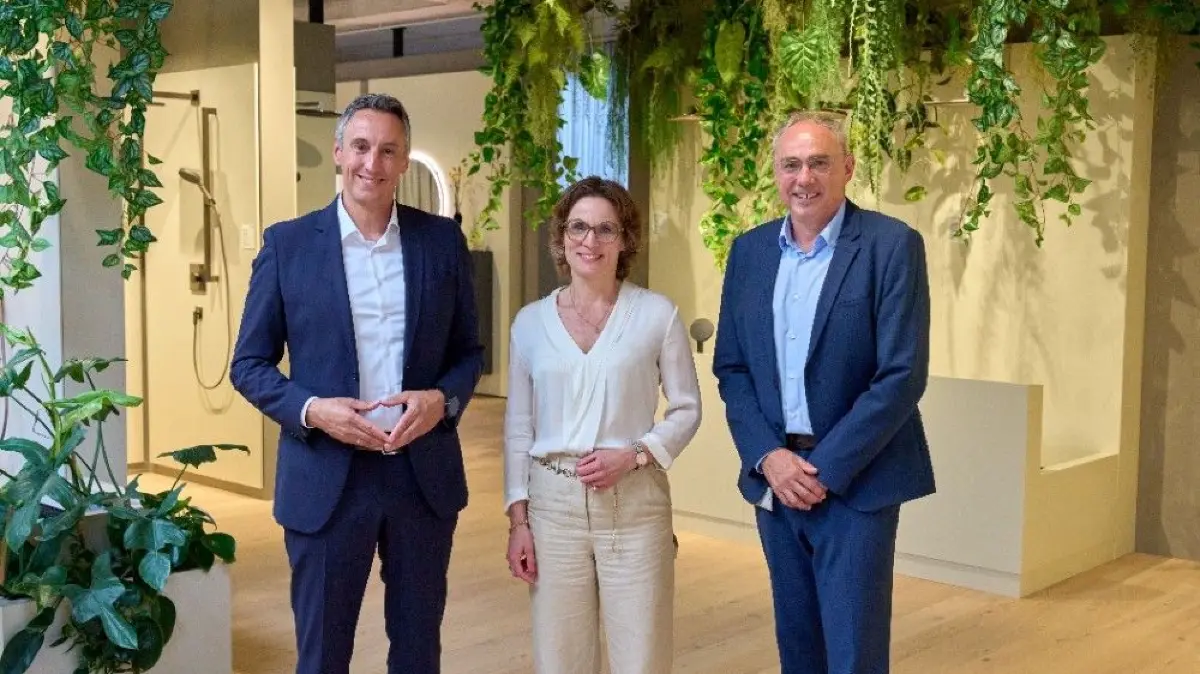 Die EU-Kommissarin für Umwelt, Wasserresilienz und eine wettbewerbsfähige Kreislaufwirtschaft, Jessika Roswall, informierte sich bei Hansgrohe über Technologien zur Steigerung der Wasser- und Ressourceneffizienz bei Produkten und in der Produktion. v.l.: Hansgrohe CEO Hans-Jürgen Kalmbach, Kommissarin Jessika Roswall und Frank Semling, COO der Hansgrohe Group.