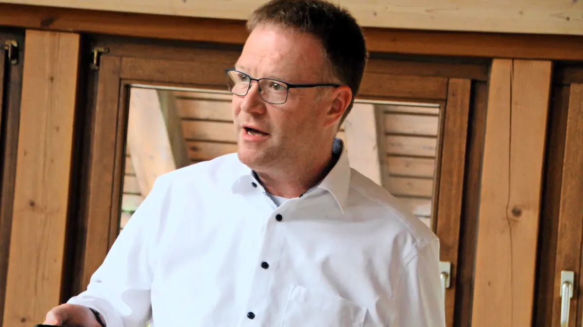 Jochen Molitor versuchte die Kosten für den Umbau der Kläranlage Kötachtal im Zweckverband plausibel zu machen.