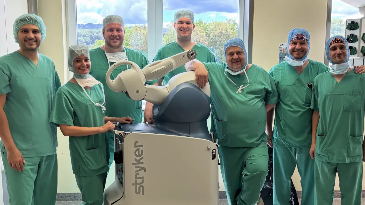 Das Operationsteam der Helios Klinik Müllheim nach der ersten robotergestützten Knieoperation am Oberrhein
