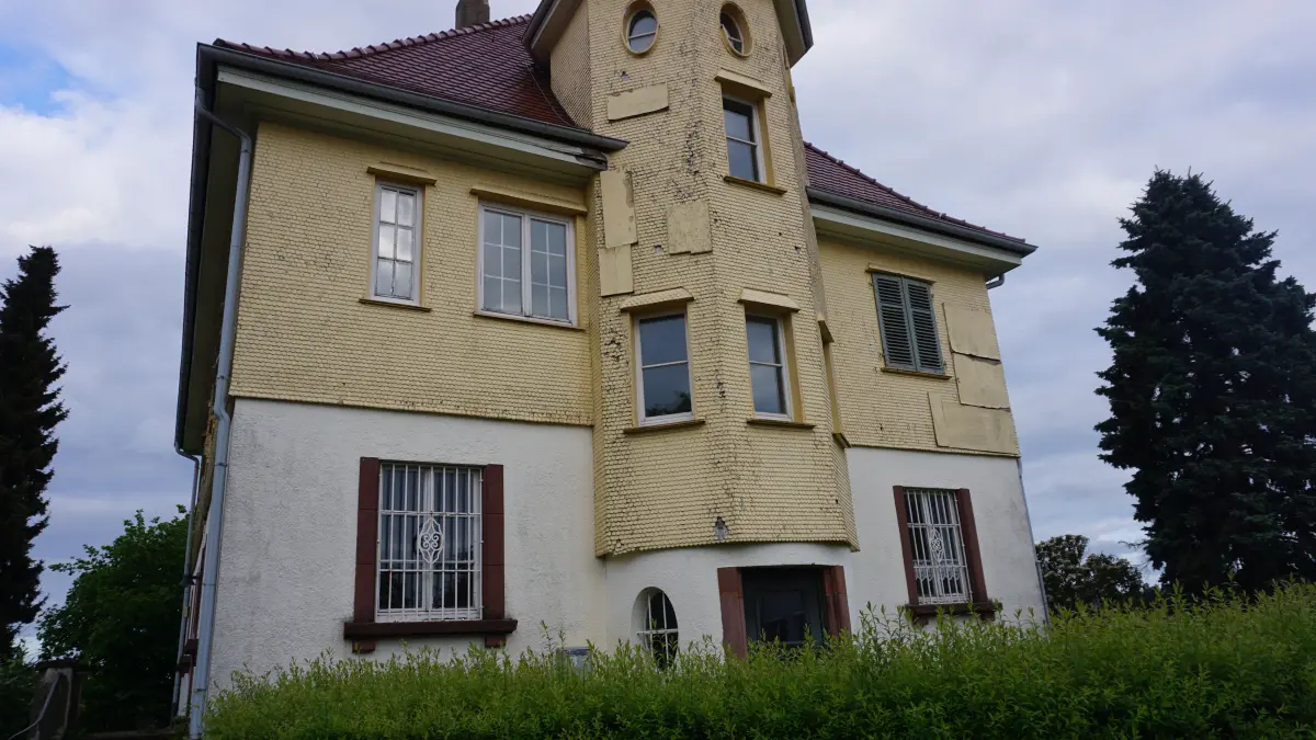 Das alte Pfarrhaus in Langenbrand steht zum Verkauf.