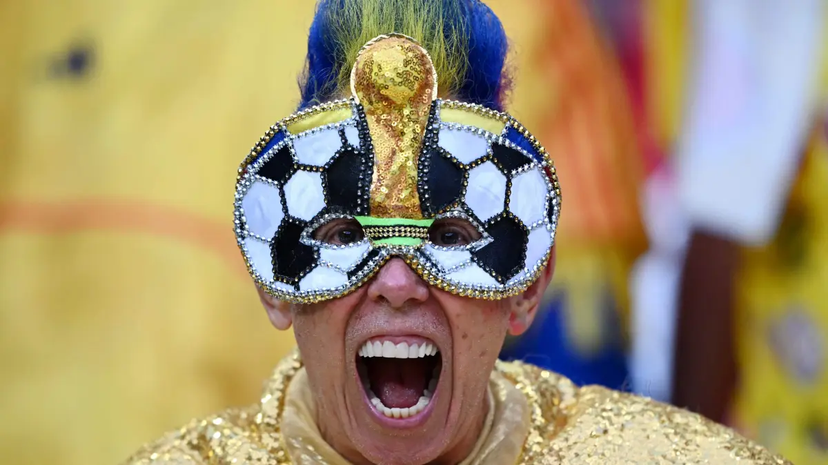 FBL-WC-2026-MATCH24-UZB-COL-FANS: Colombian fan, called "El Cole" gestures ahead of the 2026 World Cup Group K football match between Uzbekistan and Colombia at the Mexico City Stadium in Mexico City on June 17, 2026. (Photo by CARL DE SOUZA / AFP)