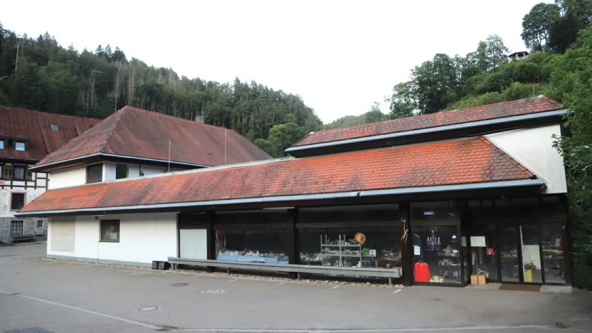 Dieses Gebäude in der Fréjusstraße fällt demnächst dem Bagger zum Opfer – hier soll das neue Feuerwehrgerätehaus der Stadt Triberg entstehen.