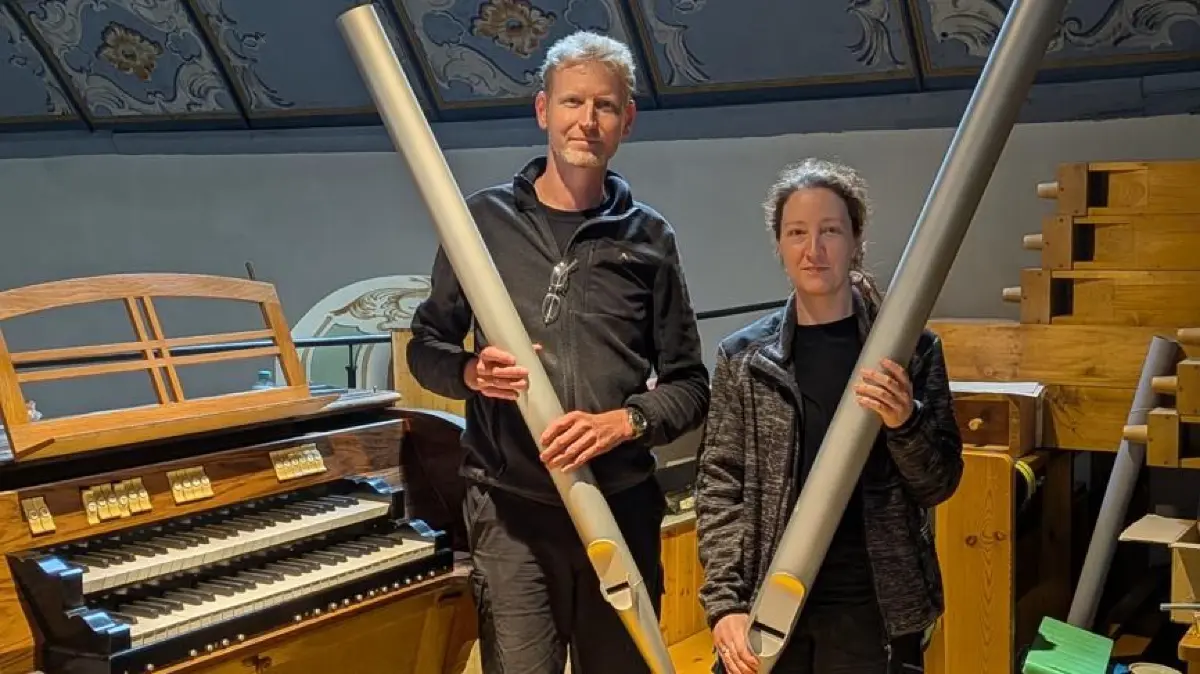 Die Uracher Kirchenorgel wird derzeit von den Orgelbauern Nicole und Reinhard Gunz grundlegend saniert.