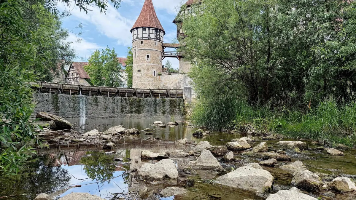 Niedrigwasser in der Eyach in Balingen: Aufgrund der anhaltenden Trockenheit hat das Landratsamt Zollernalbkreis eine Allgemeinverfügung erlassen, die die Wasserentnahmen aus oberirdischen Gewässern vorübergehend untersagt.