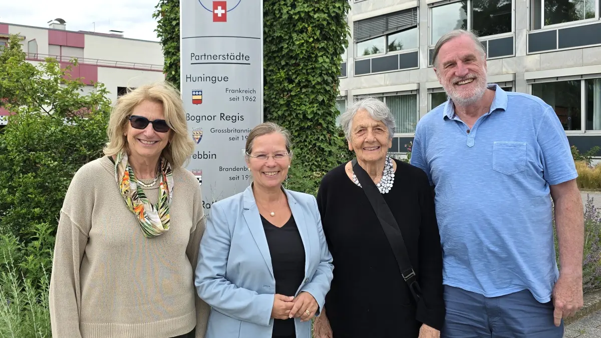 Karen Joelson (2.v.r.), Tochter Deborah (l.) und Schwiegersohn David Neal rekonstruierten den Fluchtweg von Walter Joelson durch Grenzach in die Schweiz nach. Oberbürgermeisterin Diana Stöcker empfing die Gäste aus den USA im Weiler Rathaus.