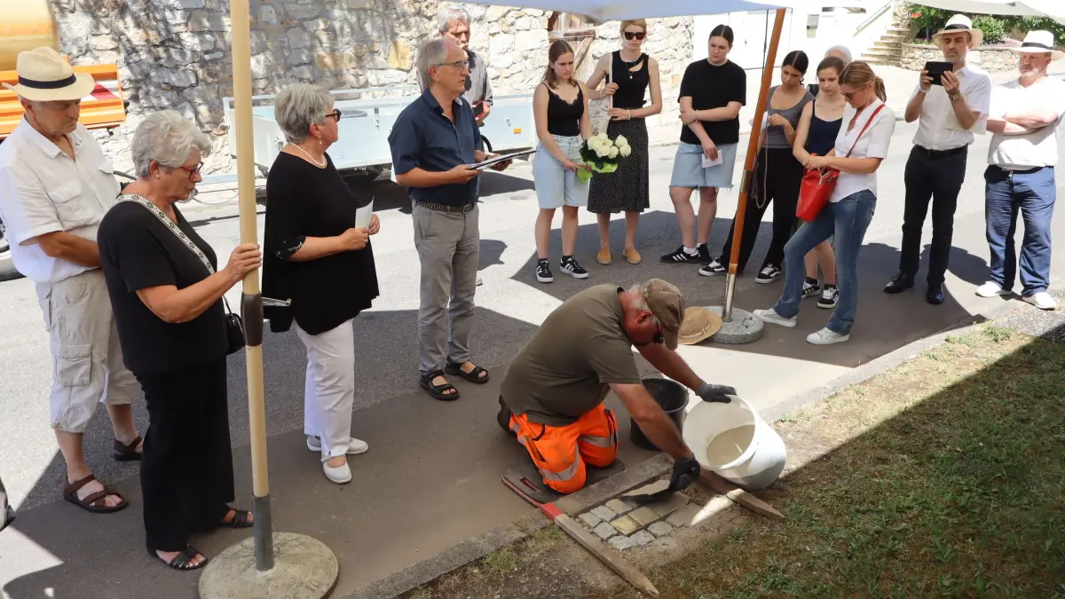 An der Neusetze 20 wurden die ersten neuen Stolpersteine gesetzt. Marion Caspers-Merk (Dritte von links) hatte die Anwesenden als Sprecherin des Arbeitskreis Stolpersteine begrüßt.