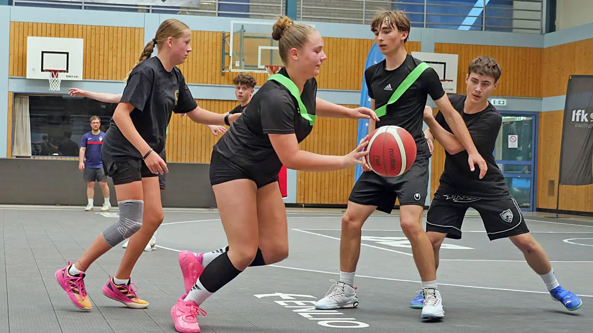 Zum Auftakt der Street-Games fand am Freitag an Schülerturnier im 3x3-Basketball in der Schwenninger Deutenberg-Sporthalle statt. Auf unserem Foto spielen hier das Team des Gymnasiums am Romäusring gegen die Karl-Brachat-Realschule.