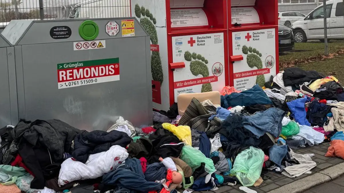 Für die DRK ein gewohntes Bild: Überfüllte und vermüllte Altkleidercontainer, hier in Müllheim.