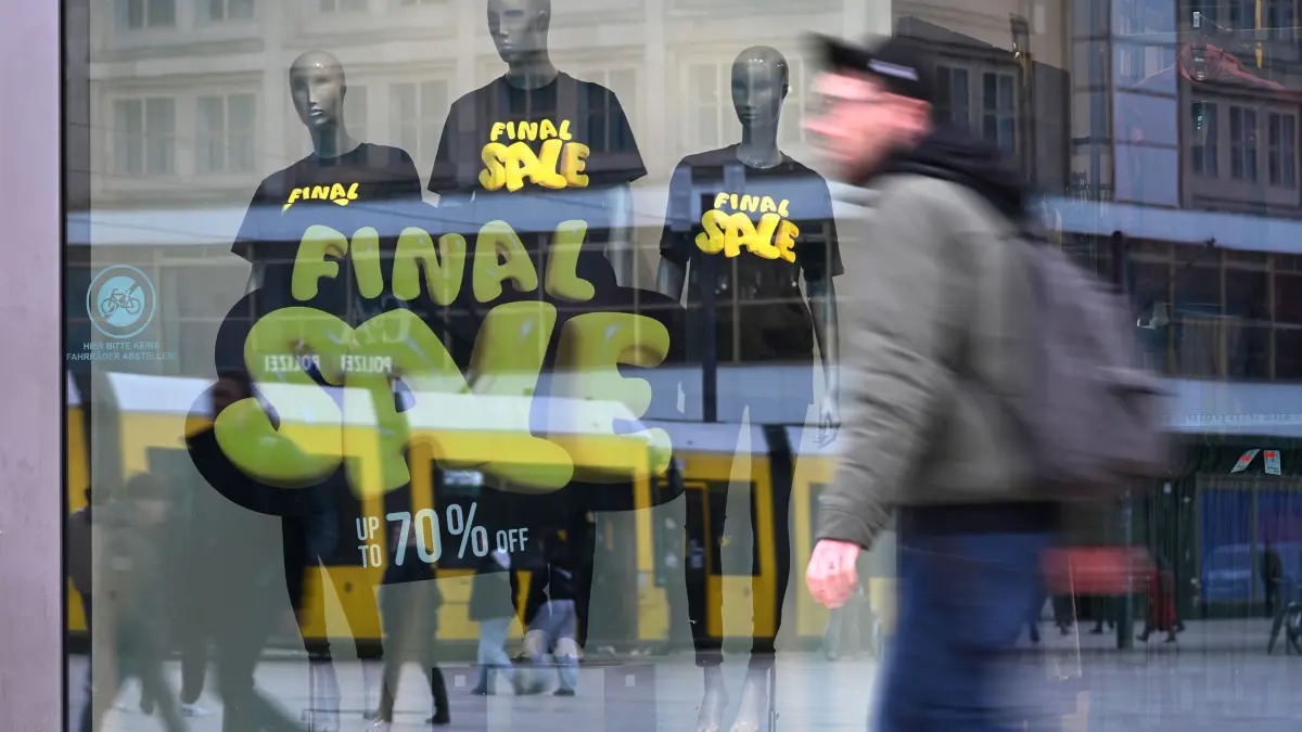 Konsum: ARCHIV - 24.02.2026, Berlin: Ein Fußgänger läuft am Alexanderplatz in Berlin an einem Schaufenster mit der Aufschrift «Final Sale» vorbei, in dem mit Preisnachlässen von bis zu 70 Prozent geworben wird. (zu dpa: «Hauptsache billig – Deutschland auf Schnäppchenjagd») Foto: Elisa Schu/dpa +++ dpa-Bildfunk +++