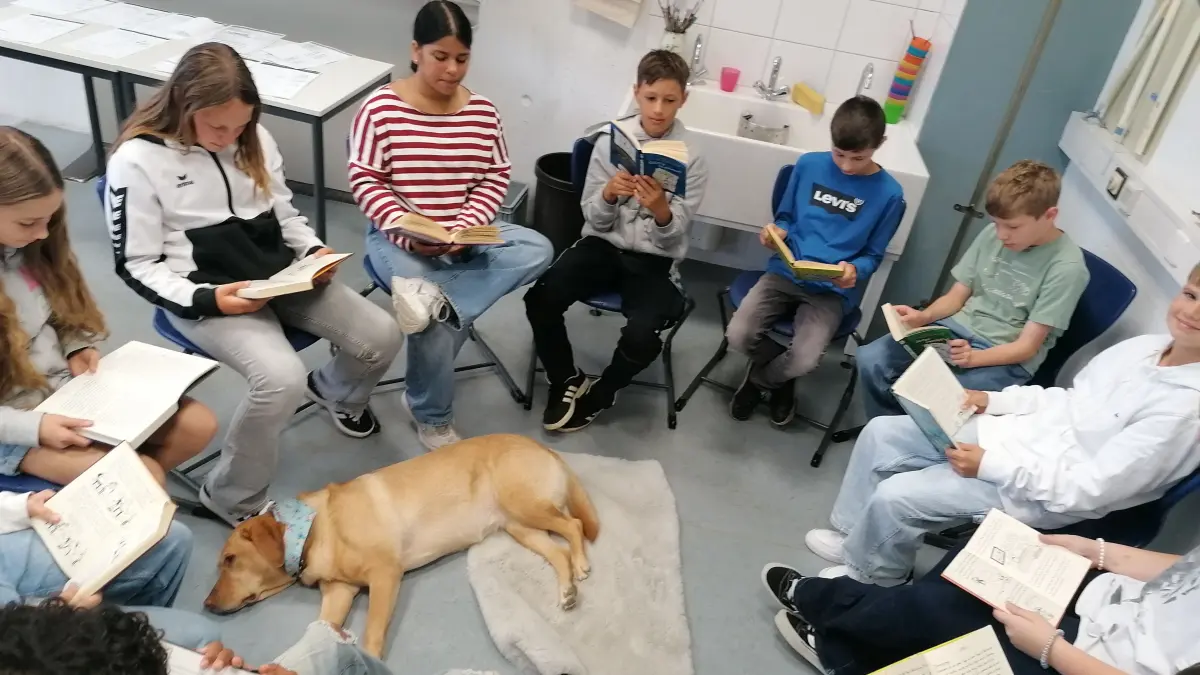 In der Leseförderungsstunde wird es durch Emma ruhig im Klassenzimmer.