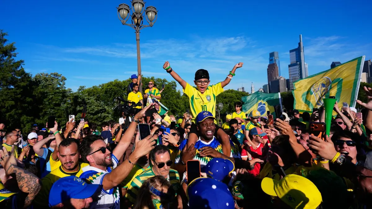 WM 2026 - Fans Brasilien: 18.06.2026, USA, Philadelphia: Brasilianische Fans jubeln, als sie sich vor dem WM-Gruppenspiel ihrer Mannschaft gegen Haiti an den «Rocky Steps» versammeln. Foto: Petr David Josek/AP/dpa +++ dpa-Bildfunk +++
