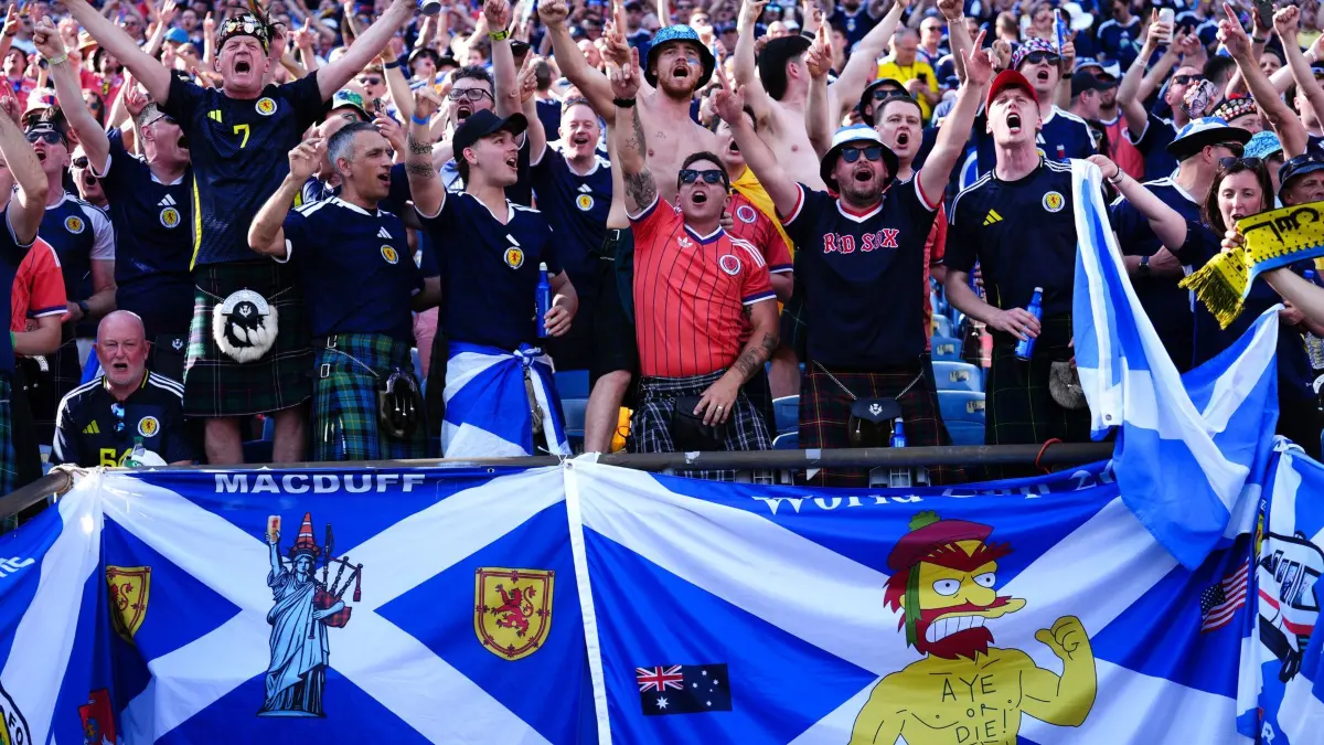 WM 2026 - Schottland - Marokko: 19.06.2026, USA, Foxborough: Fußball, Männer, WM 2026, Schottland - Marokko, Vorrunde, Gruppe C, Spieltag 2, Boston -Stadion in Foxborough. Schottland-Fans jubeln vor dem Spiel. Foto: Andrew Milligan/PA Wire/dpa +++ dpa-Bildfunk +++