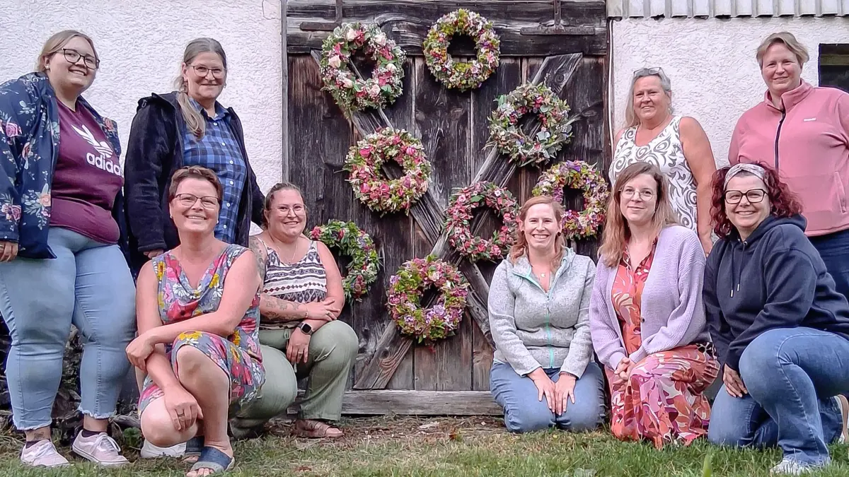 Die Landfrauen Epfenhofen zeigen stolz ihre selbst gesteckten Blumenkränze vor, die sie mit energiegeladenen Blumen rund um die Sommersonnwende hergestellt haben, um ihre Häuser und Familien vor Unheil zu schützen.