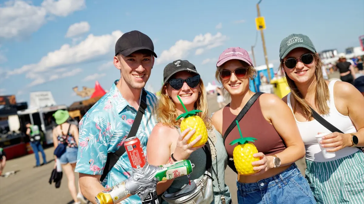 Der erste volle Southside-Festivaltag begann, wie das Warm-up endete: heiß.
