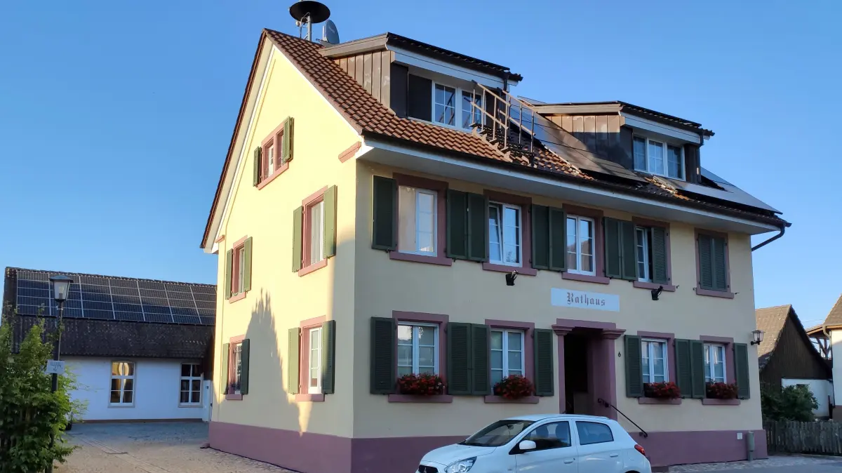 Auch die Flüchtlingsunterkunft in der Dorfstraße 4 rechts vom Schallbacher Rathaus (Foto) soll mit einbezogen werden, sie wird bislang mit Nachtspeicheröfen beheizt.