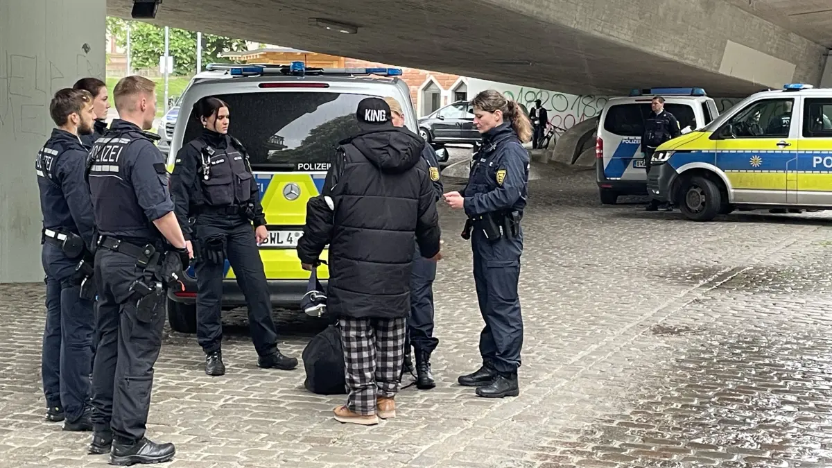 Die Polizei zeigt immer wieder Präsenz mit Kontrollen auf dem Stühlinger Kirchplatz