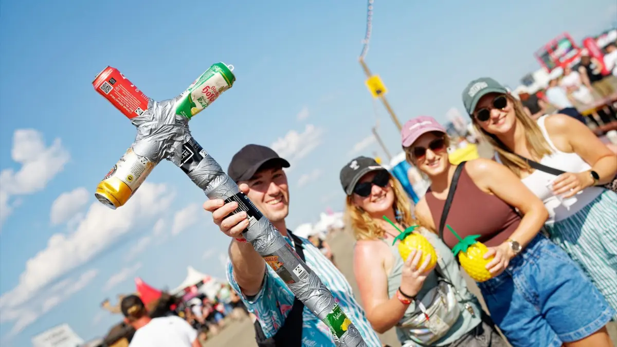 Der erste volle Southside-Festivaltag begann, wie das Warm-up endete: heiß.