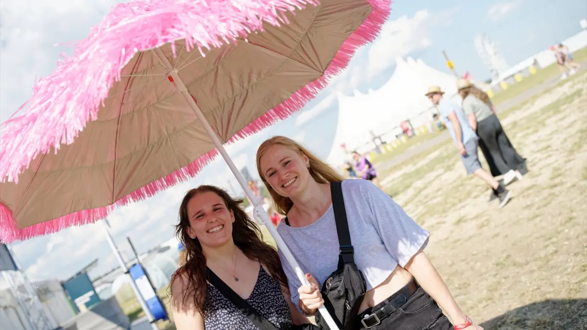 Der erste volle Southside-Festivaltag begann, wie das Warm-up endete: heiß.