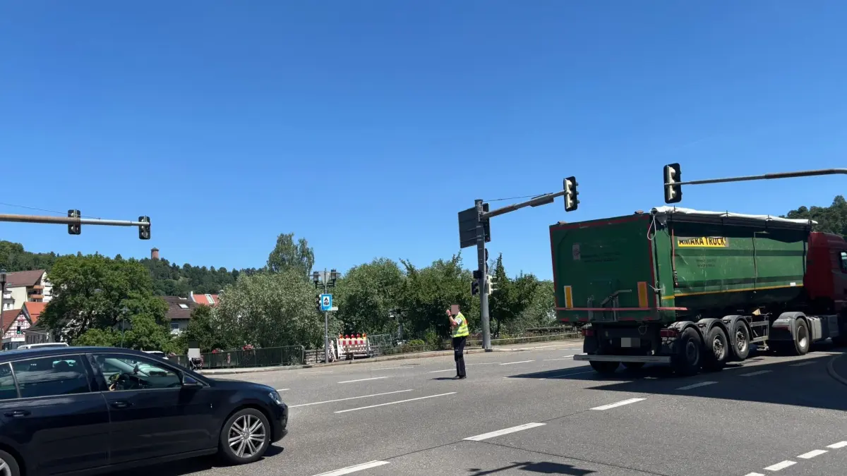 Polizisten mussten per Hand den Verkehr an der Kreuzung an der Dammstraße regeln.