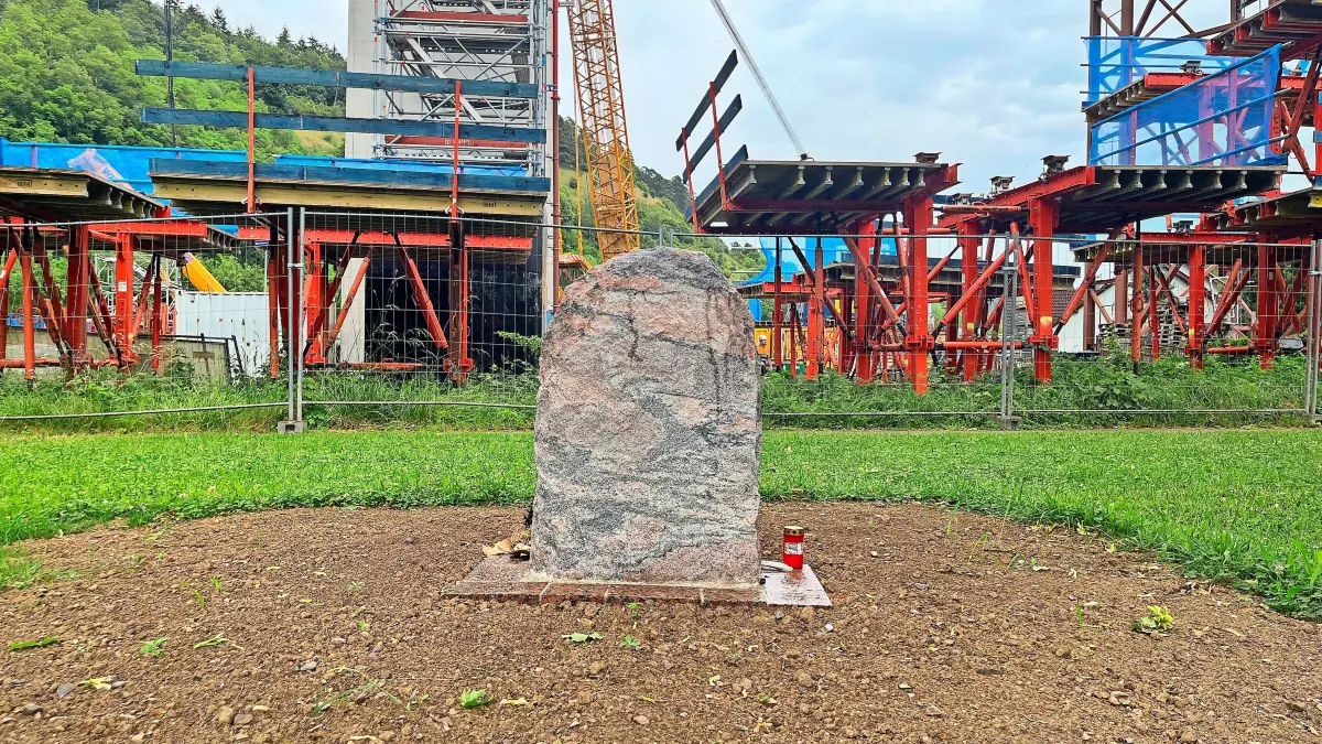 Der Gedenkstein zum tragischen Arbeitsunfall an der Hochbrücke Horb steht direkt vor dem Pfeiler, an dem die Arbeitsgondel abgestürzt sind.
