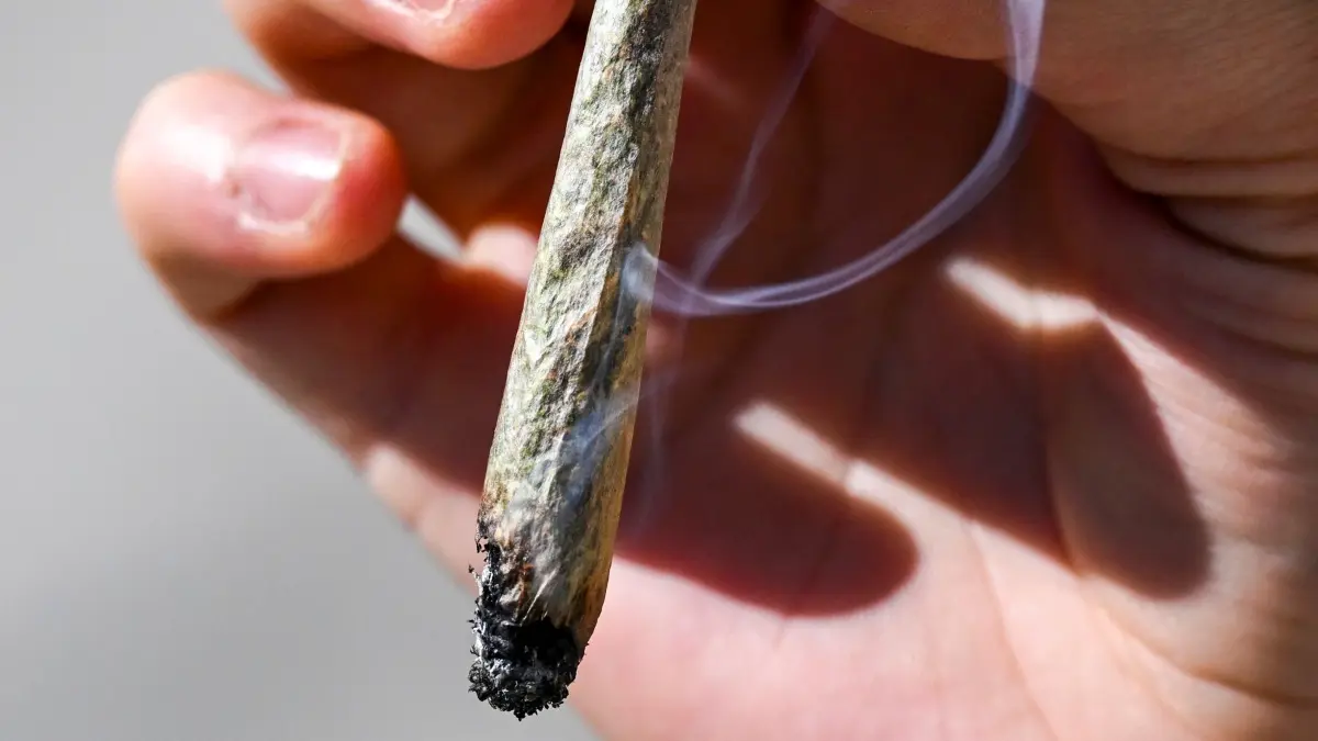 Wo der Cannabis-Konsum verboten ist: ARCHIV - 11.06.2026, Berlin: Eine Frau hält einen Joint in den Händen. (zu dpa: «Wo der Cannabis-Konsum in der Öffentlichkeit verboten ist») Foto: Jens Kalaene/dpa +++ dpa-Bildfunk +++