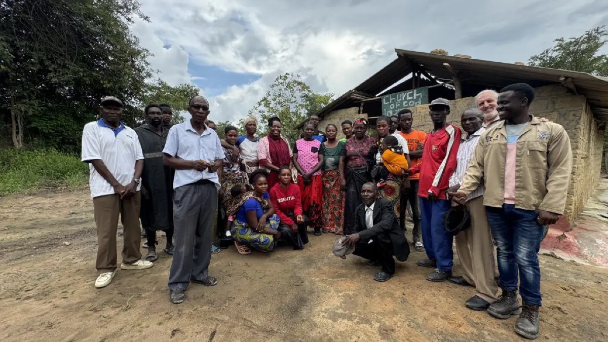 Hansjörg Götz lebt seit 2023 in Afrika. Der gebürtige Schwenninger ist als Entwicklungshelfer in Sambia tätig. Hier sieht man ihn mit Dorfbewohnern aus der Buschgemeinde Chilobwe.