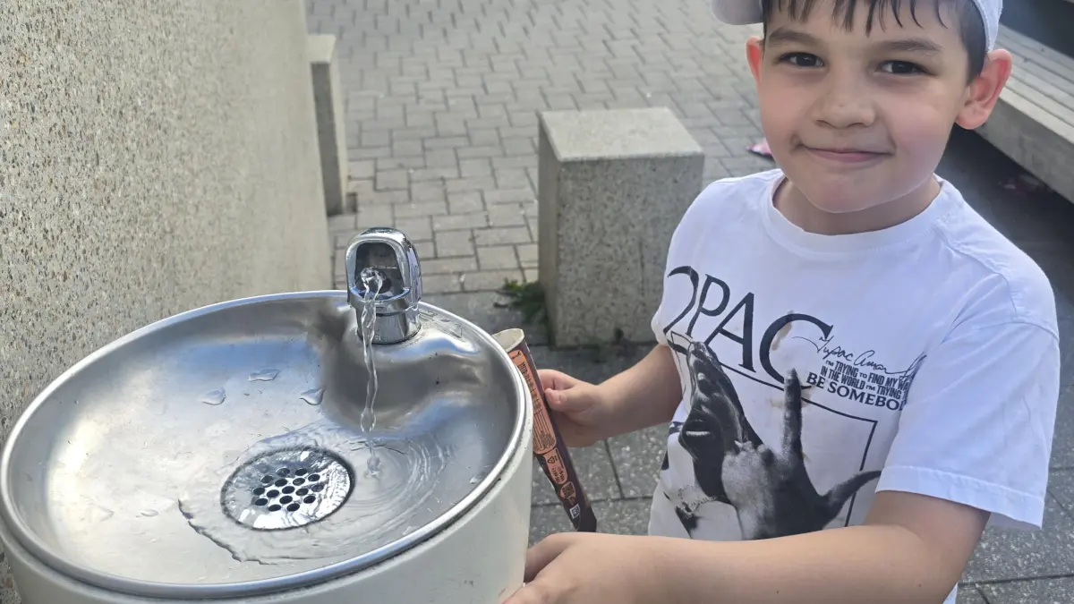 Frisches Trinkwasser gibt es hier in der Muslen in Schwenningen - Groß und Klein können sich rasch bei Bedarf erfrischen.