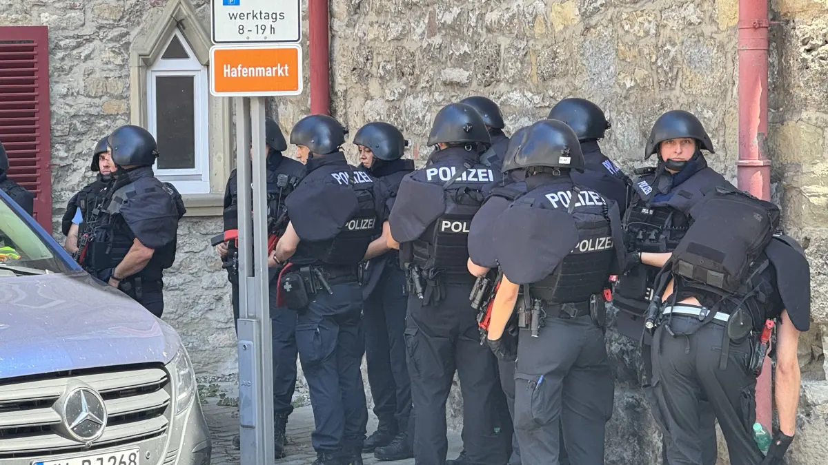 Zahlreiche schwerbewaffnete Polizei-Schüler haben an einer Großübung mit "lebensgefährlicher Einsatzlage" am Schulzentrum in Oberndorf teilgenommen.