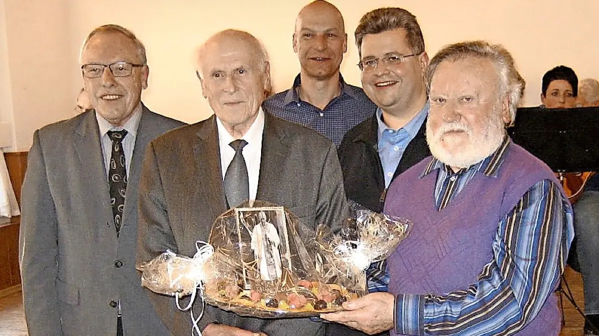 Willi Weckenmann (Zweiter von links) beim Diamantenen Priesterjubiläum 2018 mit (von links) Anton Cingia, dem früheren Bürgermeister Norbert Swoboda, Dekan Rüdiger Kocholl und Michael Haas.
