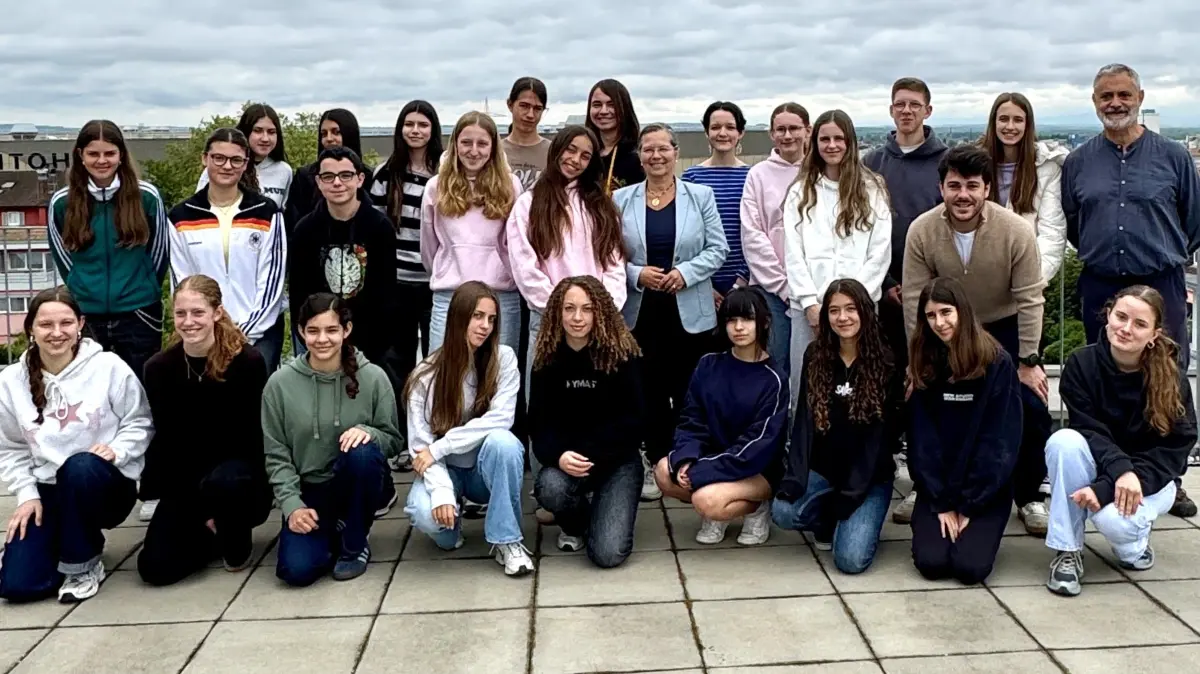 Schüler aus Katalonien und der 3-Länder-Stadt sowie deren Lehrerinnen und Lehrer wurden von Oberbürgermeisterin Diana Stöcker im Rathaus empfangen.