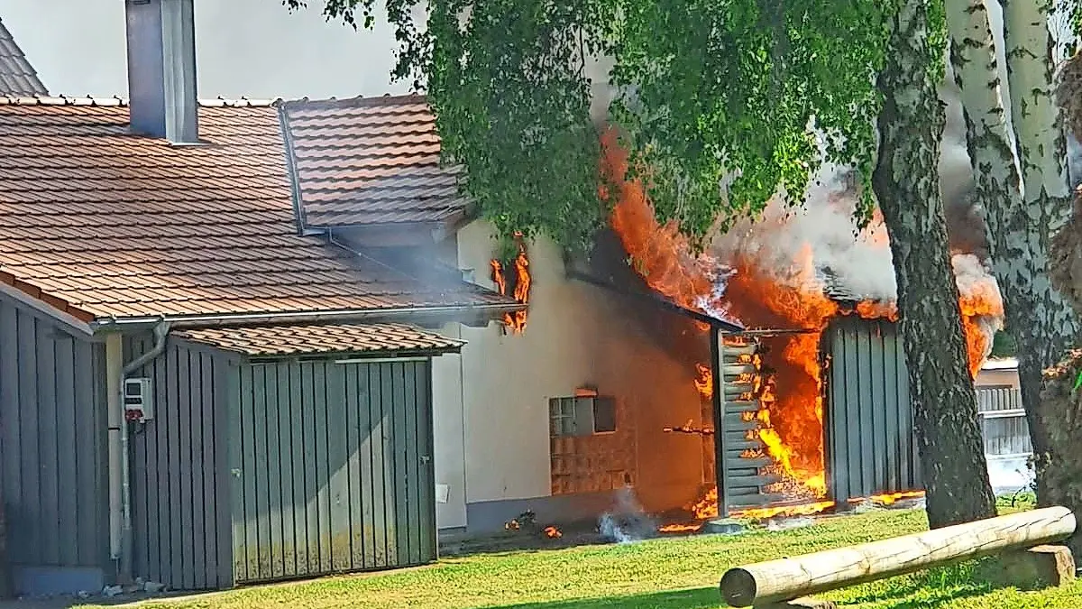 Das Holzlager beim Backhaus in Beinberg ging in Flammen auf.