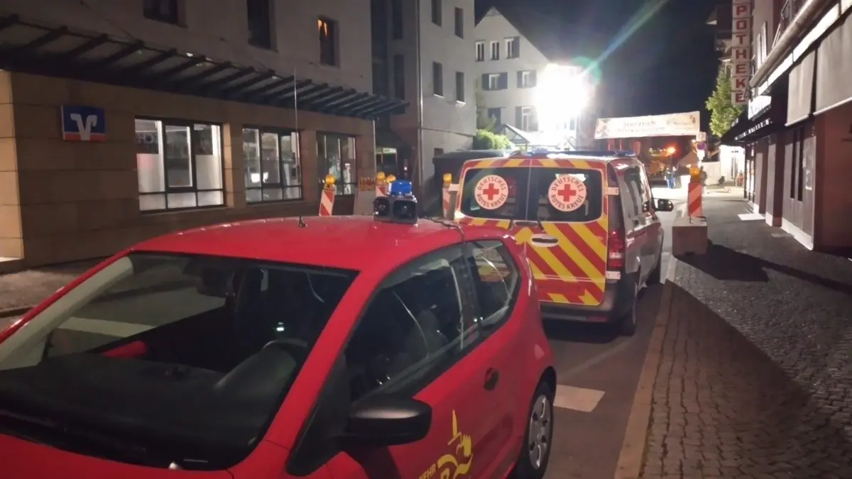 Der Einsatzwagen stehen am Freitagabend nach der Evakuierung am Eingang der Schillerstraße. Besucher, die aufs Gelände wollten, wurden zurückgewiesen.
