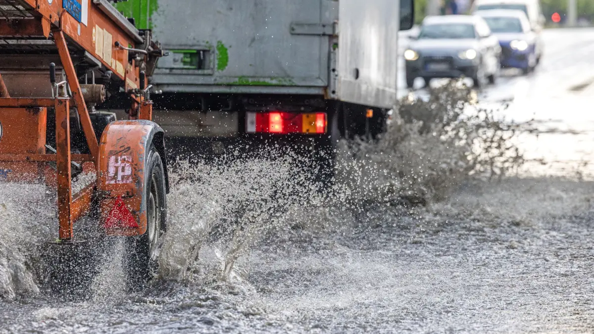 Wetter in Südbrandenburg: 20.06.2026, Brandenburg, Cottbus: Ein Auto fährt durch eine Unterführung, in der sich Regenwasser gesammelt hat. Am frühen Nachmittag hatte es in Cottbus ein kurzes Gewitter gegeben, bei dem innerhalb von etwa einer halben Stunden mehr als zehn Liter Regen fielen. Foto: Frank Hammerschmidt/dpa +++ dpa-Bildfunk +++