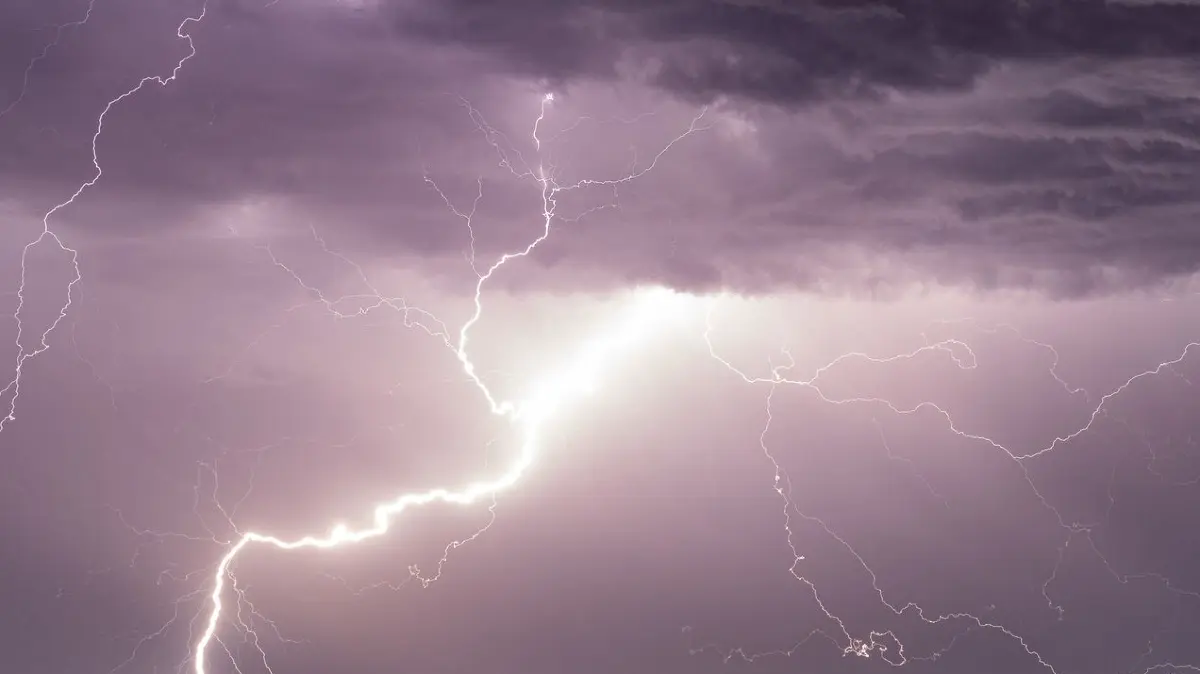Gewitter in Baden-Württemberg: 19.06.2026, Baden-Württemberg, Pforzheim: Ein Blitz zuckt bei einem Sommergewitter in der Nacht über den Himmel. Der Deutsche Wetterdienst (DWD) rechnete für Samstag mit weiteren Gewittern. Von den Mittelgebirgen bis zu den Küsten könnten sie gebietsweise kräftig ausfallen. Foto: Alexander Wolff/onw-images/dpa +++ dpa-Bildfunk +++