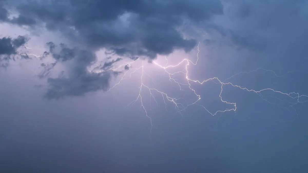ARCHIV - 31.07.2024, Bayern, Illertissen: Ein Blitz zuckt bei einem Sommergewitter am abendlichen Himmel. (zu dpa: «Mehr als 30 Grad und Unwetter am Wochenende im Norden») Foto: Alexander Wolf/onw-images/dpa +++ dpa-Bildfunk +++