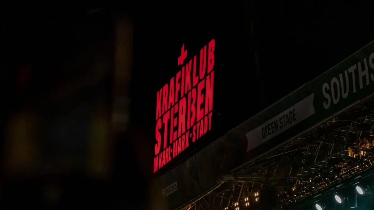 Am Samstag waren es neben den Headlinern Kraftklub vor allem Youngblud, The Offspring und die Donots, die so richtig für Bewegung vor den Bühnen sorgten.