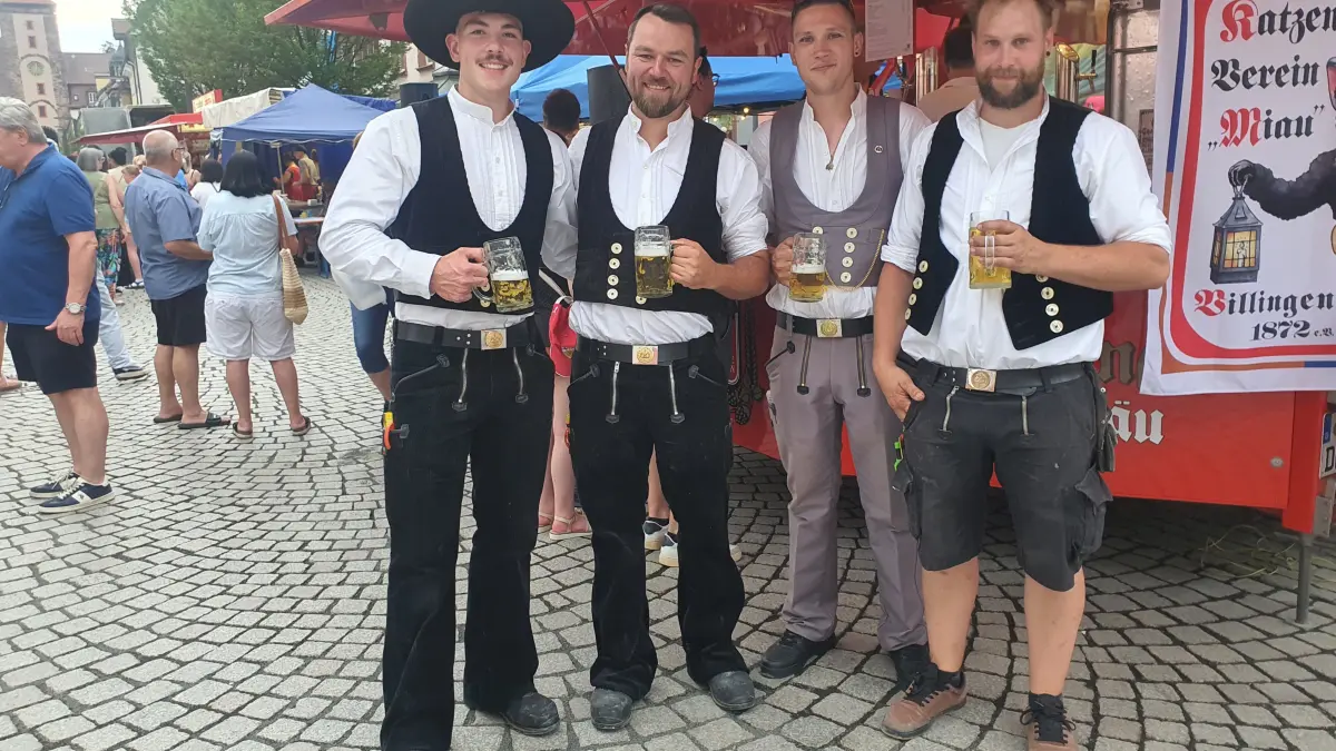 Auch diese vier Zimmermänner in ihrer klassischen Arbeitskluft nutzten gerne nach einem Richtfest das Latscharifest der Katzenmusik zum Weiterfeiern.