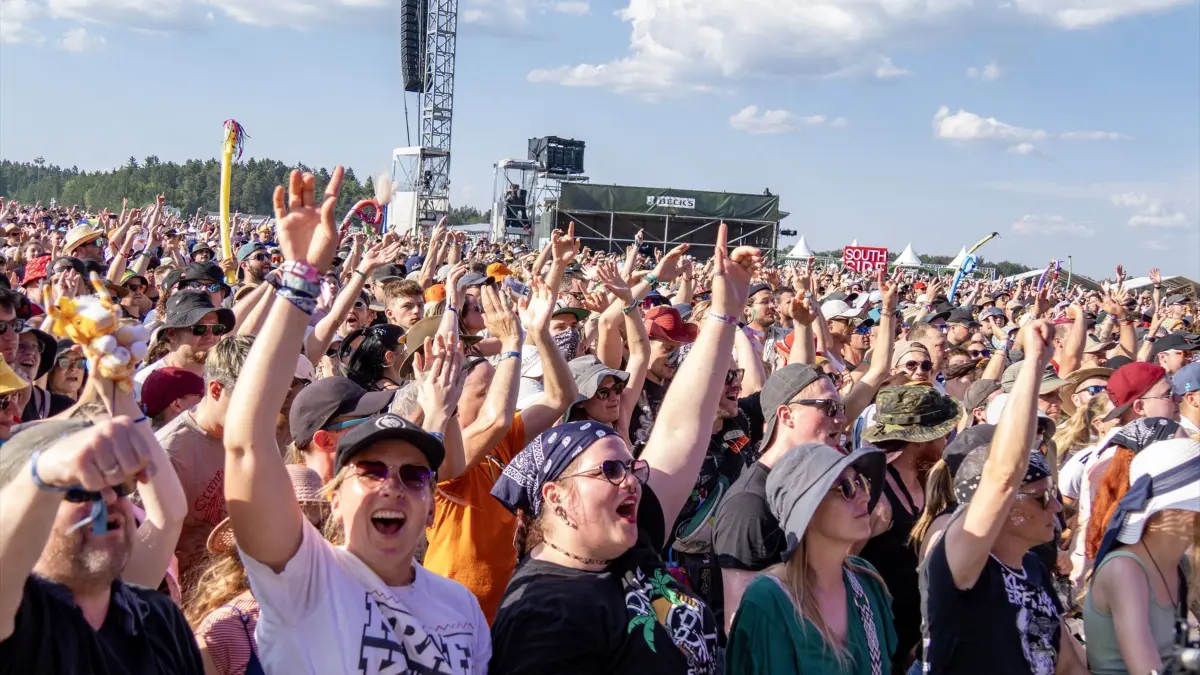 Am Samstag waren es neben den Headlinern Kraftklub vor allem Youngblud, The Offspring und die Donots, die so richtig für Bewegung vor den Bühnen sorgten.
