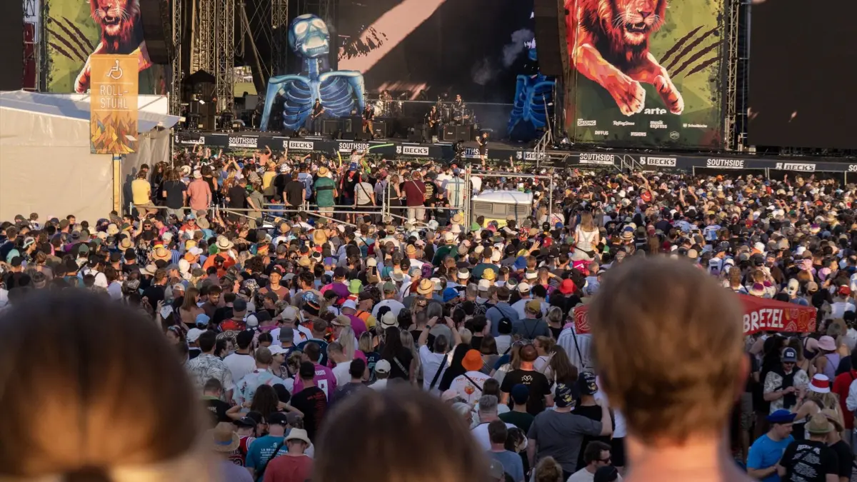 Am Samstag waren es neben den Headlinern Kraftklub vor allem Youngblud, The Offspring und die Donots, die so richtig für Bewegung vor den Bühnen sorgten.
