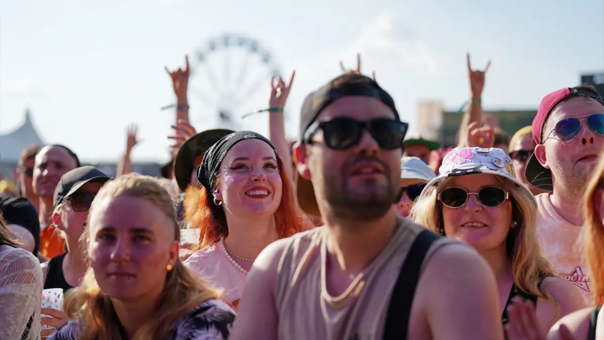 Am Samstag waren es neben den Headlinern Kraftklub vor allem Youngblud, The Offspring und die Donots, die so richtig für Bewegung vor den Bühnen sorgten.