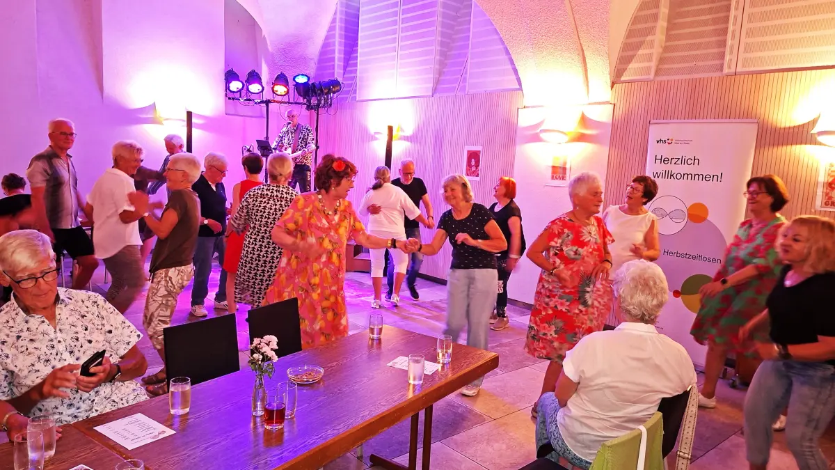 Partystimmung im Gewölbekeller des Alten Rathauses