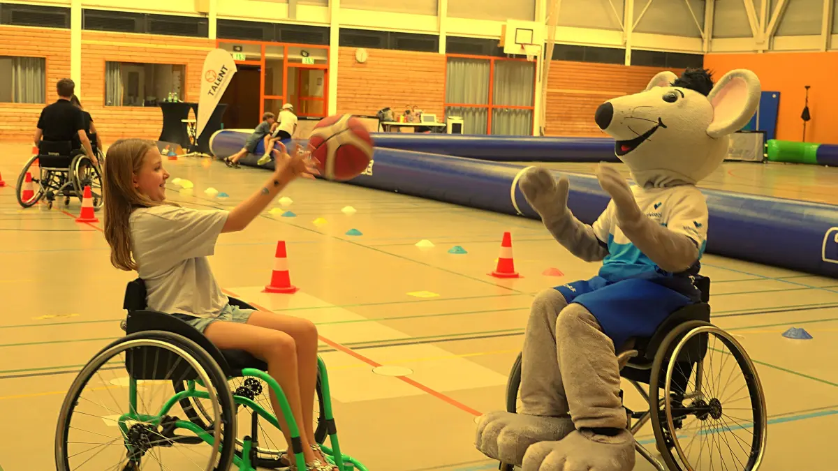 Auch Piet, das Maskottechen der Vivida Bkk, übte sich im Rollstuhlbasketball.