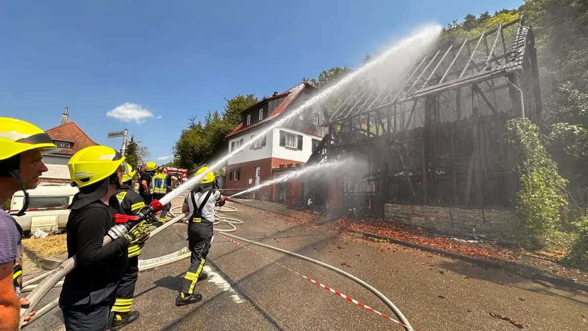 Bei einem Brand in Iselshausen ist die Feuerwehr am Sonntagmittag im Einsatz.