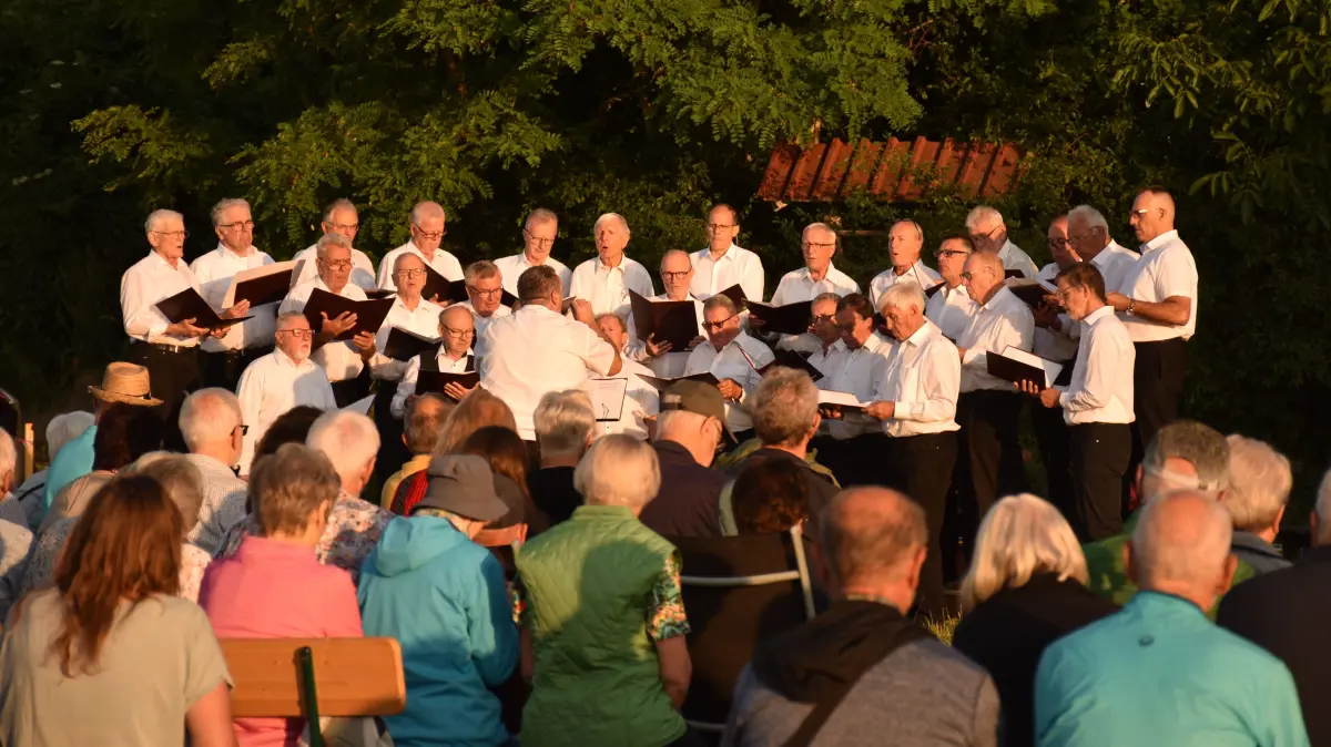 Die Sänger des Männergesangvereins „Eintracht“ Dürrenmettstetten laden die Gäste bei ihrem Konzert zu einem Sonntagmorgen in den Bergen ein.