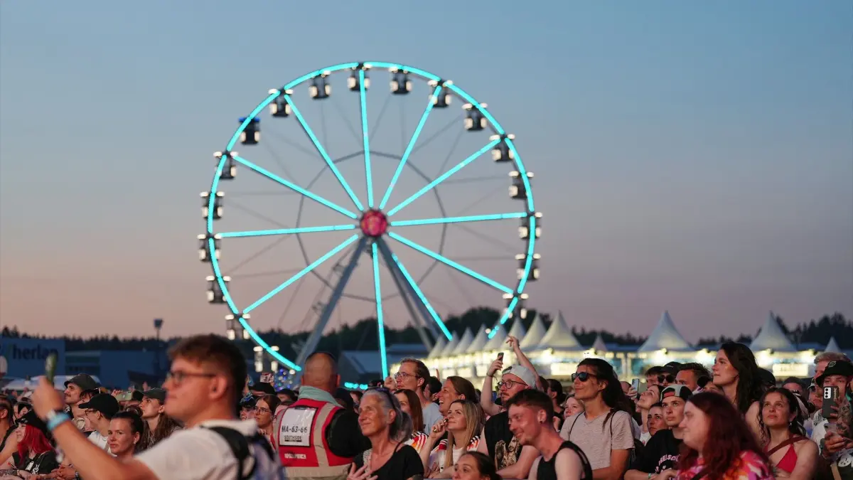 Am Samstag waren es neben den Headlinern Kraftklub vor allem Youngblud, The Offspring und die Donots, die so richtig für Bewegung vor den Bühnen sorgten.