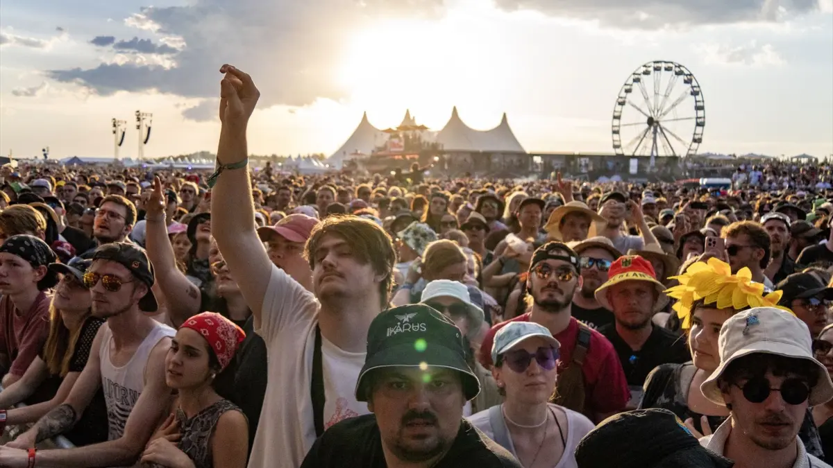 Am Samstag waren es neben den Headlinern Kraftklub vor allem Youngblud, The Offspring und die Donots, die so richtig für Bewegung vor den Bühnen sorgten.