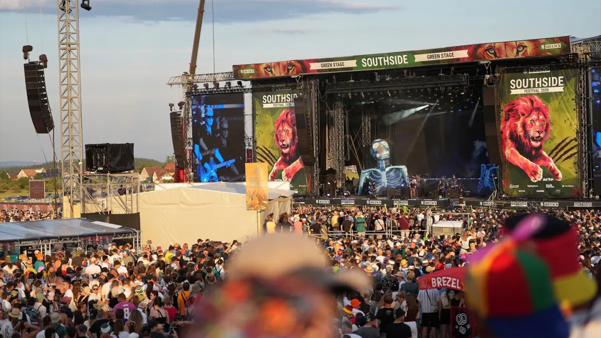 Am Samstag waren es neben den Headlinern Kraftklub vor allem Youngblud, The Offspring und die Donots, die so richtig für Bewegung vor den Bühnen sorgten.