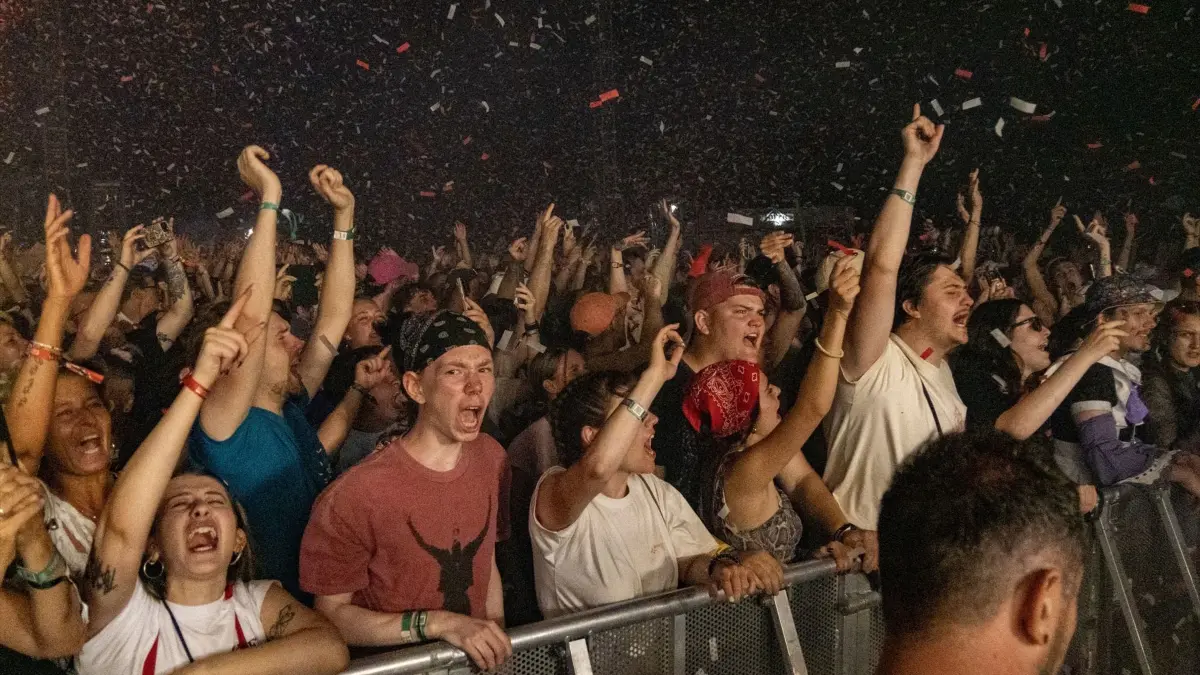 Am Samstag waren es neben den Headlinern Kraftklub vor allem Youngblud, The Offspring und die Donots, die so richtig für Bewegung vor den Bühnen sorgten.