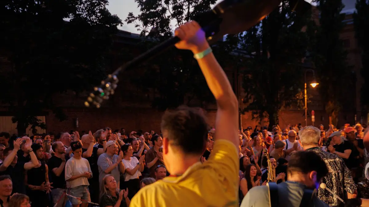Fête de la Musique in Berlin: 21.06.2026, Berlin: Musiker der „Krach Boom Brass Band“ spielen vor der Kneipe Doors vor zahlreichen Menschen im Stadtteil Prenzlauer Berg bei der Fête de la Musique. In Berlin und Brandenburg finden an verschiedenen Orten kostenlose Open-Air-Konzerte statt. Bundesweite Veranstaltung. Foto: Carsten Koall/dpa +++ dpa-Bildfunk +++